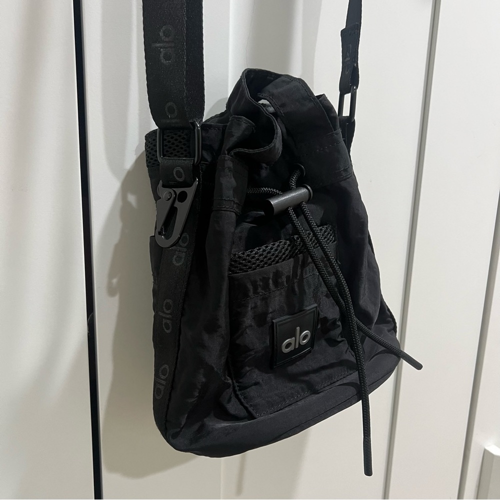 ‼️SOLD ON FB MKT‼️ Alo cross-body bucket bag